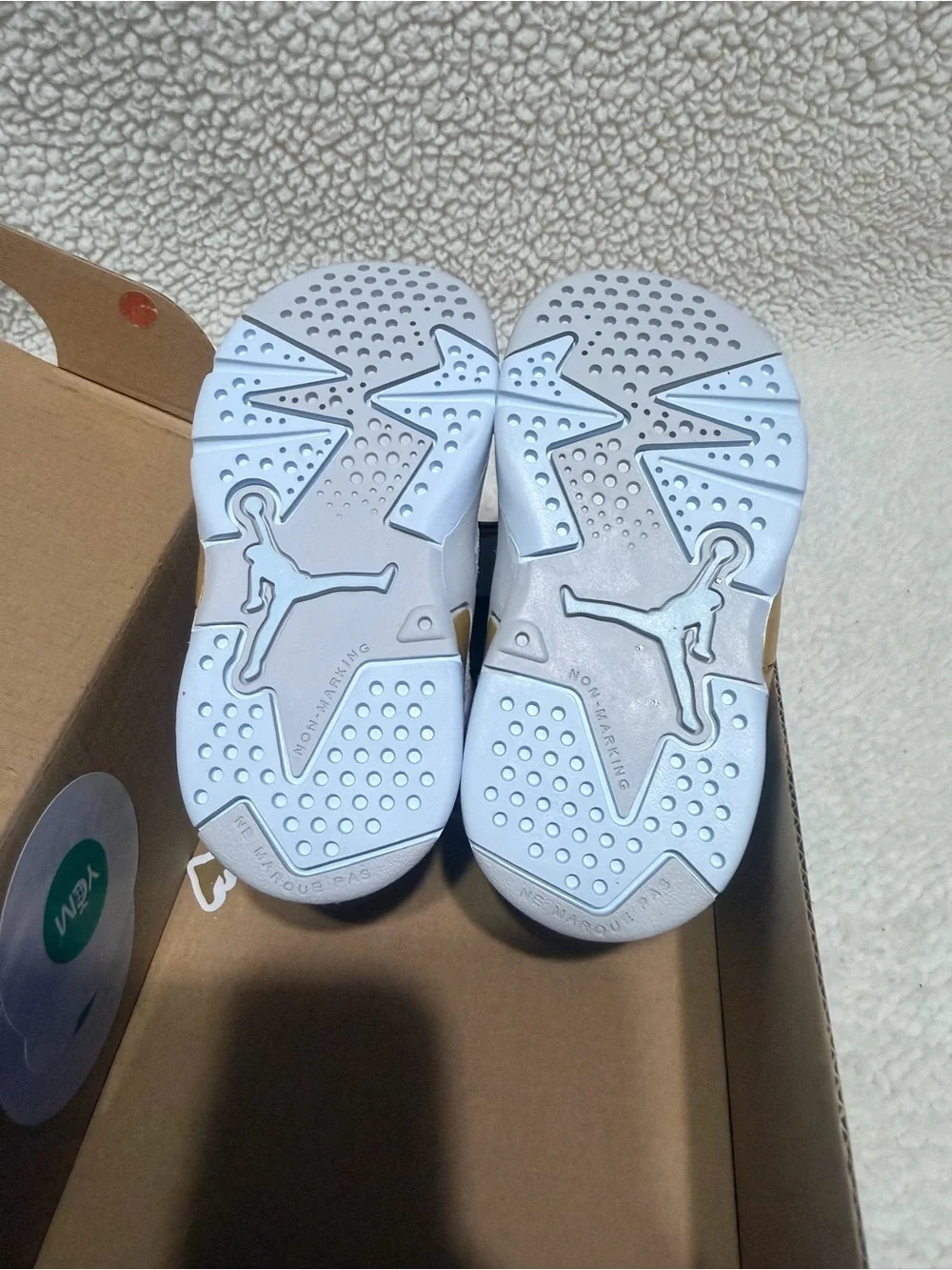 Jordan Kids' Retro 6 Sneakers - Light Gray with Gold Accent